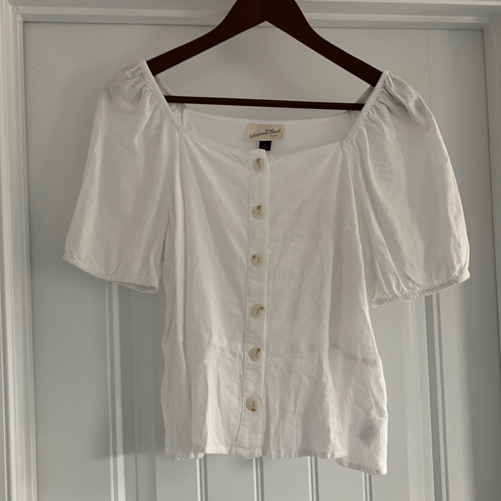 White linen button top with puff sleeves. Size M.